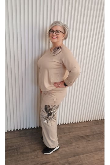 Dámský stylový komplet kalhot a halenky v hnědé a světle béžové barvě Maeve