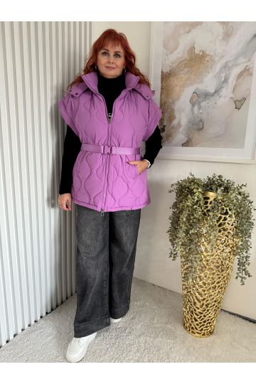 Dámská fialová prošívaná vesta Clara s páskem a kapucí. Stylová, pohodlná a elegantní volba v italském stylu