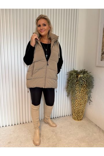 Dámská zateplená zimní vesta Rita s kapucí v mokka barvě
