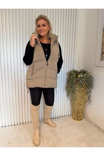 Dámská zateplená zimní vesta Rita s kapucí v mokka barvě