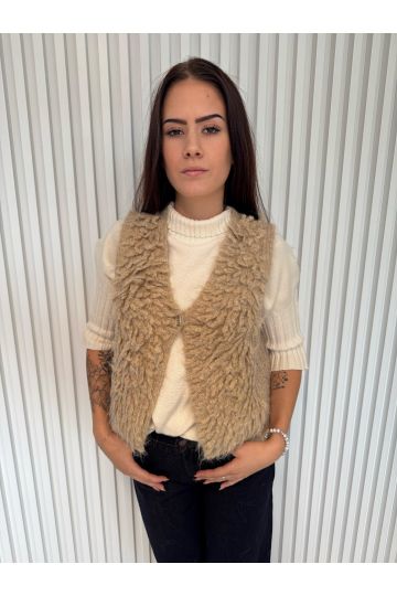 Stylová dámská pletená vesta Carolina v přírodním béžovém odstínu, s chlupatým efektem