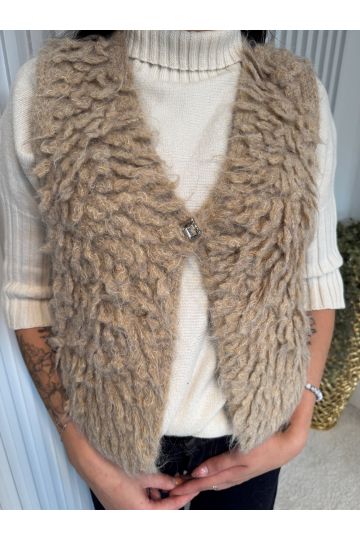 Stylová dámská pletená vesta Carolina v přírodním béžovém odstínu, s chlupatým efektem