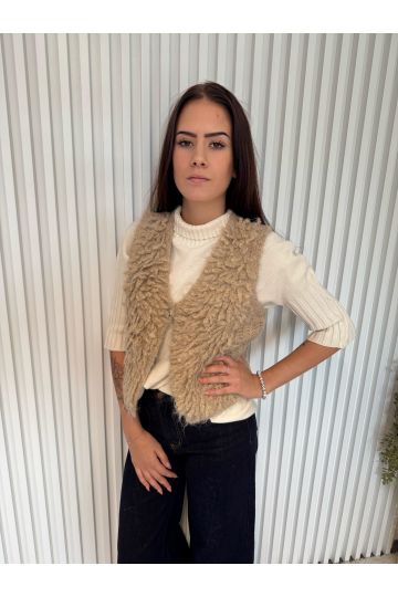 Stylová dámská pletená vesta Carolina v přírodním béžovém odstínu, s chlupatým efektem