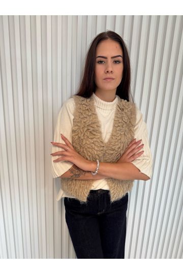 Stylová dámská pletená vesta Carolina v přírodním béžovém odstínu, s chlupatým efektem