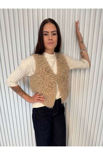 Stylová dámská pletená vesta Carolina v přírodním béžovém odstínu, s chlupatým efektem