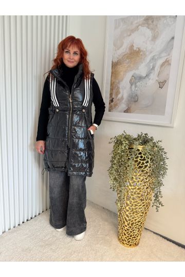 Lesklá černá prošívaná vesta zn. Lil Glam, s výraznými pruhy a detaily