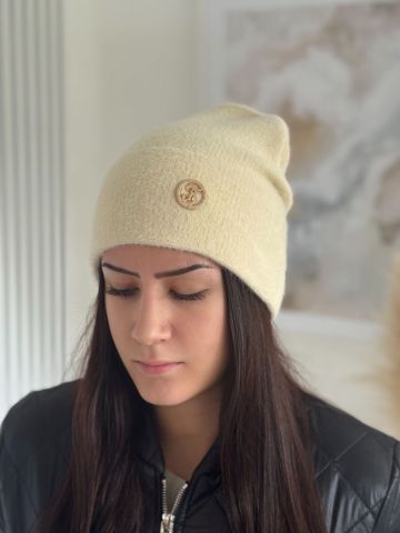 Dámská zimní čepice Kamila s chlupem a logem doplněný kamínky