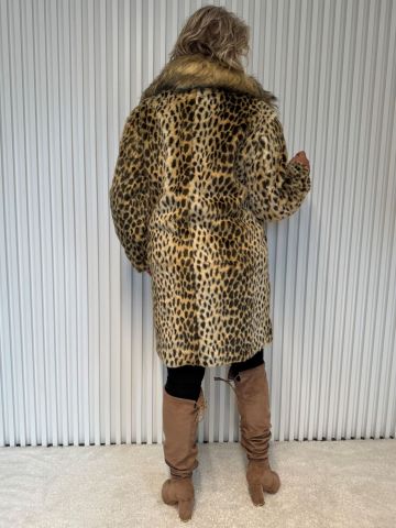 Luxusní dámský kožich Andrea s leopardím vzorem a mohutným límcem