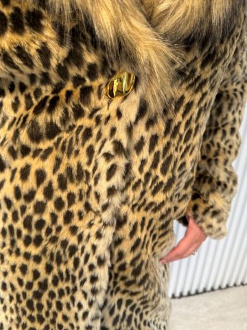 Luxusní dámský kožich Andrea s leopardím vzorem a mohutným límcem