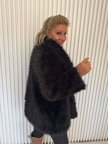 Stylový černý dámský kožich Sára s delším chlupem, kapsami a velkým límcem
