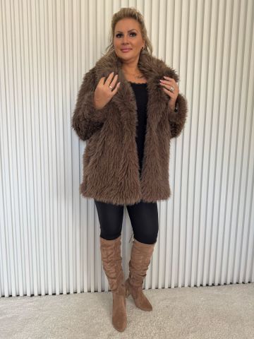 Stylový černý dámský kožich Sára s delším chlupem, kapsami a velkým límcem