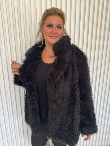 Stylový černý dámský kožich Sára s delším chlupem, kapsami a velkým límcem