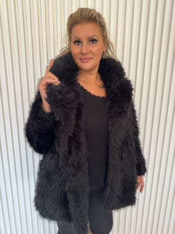 Stylový černý dámský kožich Sára s delším chlupem, kapsami a velkým límcem
