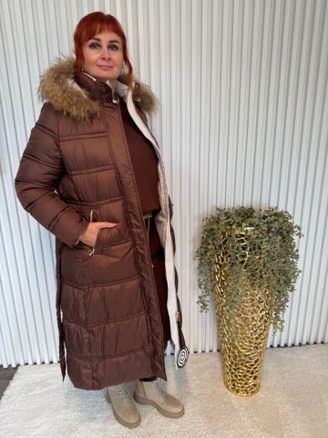 Stylový dámský dlouhý zimní kabát Marcela s páskem, odepínací kapucí s kožíškem, čokoládové barvy