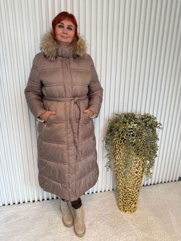 Stylový dámský dlouhý zimní kabát Marcela II. s páskem, odepínací kapucí s kožíškem, mocca barvy