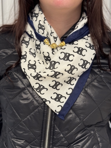 Dámský trojcípý šátek Adriana s potiskem  CC a zlatým magnetickým zapínáním