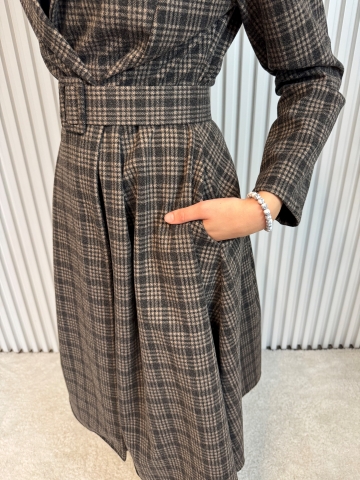 Dámský kostkovaný kabát Nina s páskem, se střihem do A