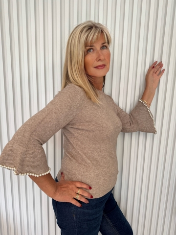 Dámský svetřík se zdobenými rukávy ve třech barvách