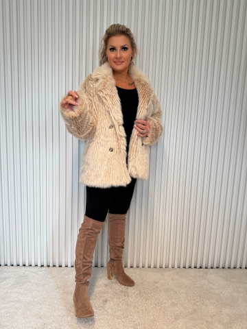 Dámský luxusní kožich v krémové barvě