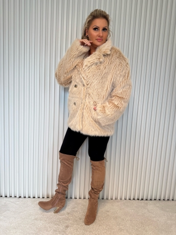 Dámský luxusní kožich v krémové barvě