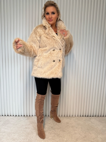 Dámský luxusní kožich v krémové barvě