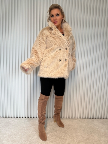 Dámský luxusní kožich v krémové barvě