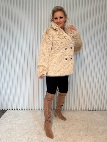 Dámský luxusní kožich v krémové barvě