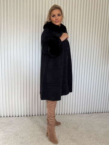 Dámský černý elegantní kabát s jemnou hustou kožešinou