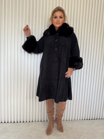 Dámský černý elegantní kabát s jemnou hustou kožešinou
