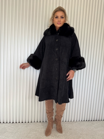 Dámský černý elegantní kabát s jemnou hustou kožešinou
