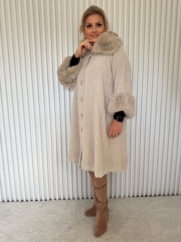 Dámský béžový elegantní kabát s jemnou hustou kožešinou