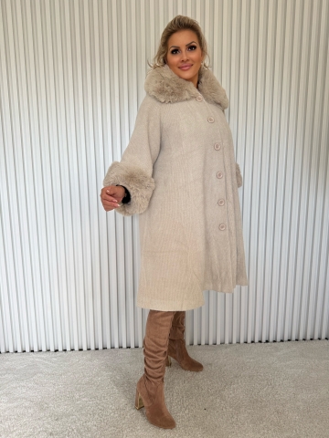 Dámský béžový elegantní kabát s jemnou hustou kožešinou