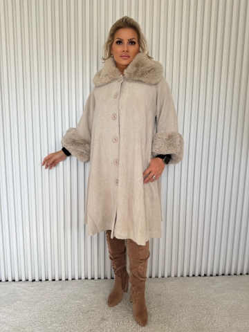 Dámský béžový elegantní kabát s jemnou hustou kožešinou