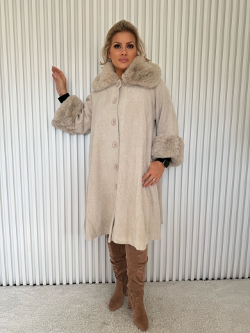 Dámský béžový elegantní kabát s jemnou hustou kožešinou