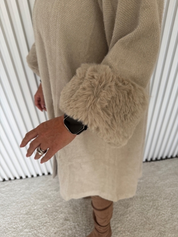 Dámský béžový elegantní kabát s jemnou hustou kožešinou