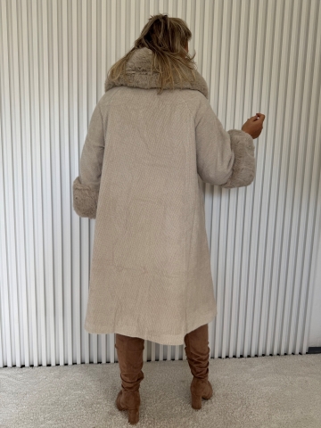 Dámský béžový elegantní kabát s jemnou hustou kožešinou