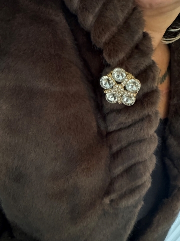 Dámský hnědý kožíšek s kapucí a ozdobnou broží, v čokoládové barvě