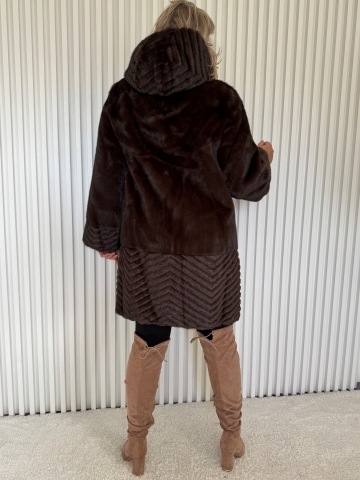 Dámský hnědý kožíšek s kapucí a ozdobnou broží, v čokoládové barvě