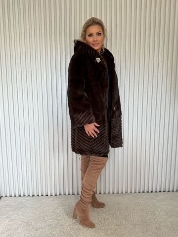 Dámský hnědý kožíšek s kapucí a ozdobnou broží, v čokoládové barvě
