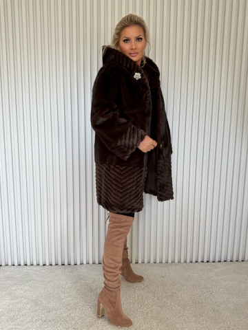 Dámský hnědý kožíšek s kapucí a ozdobnou broží, v čokoládové barvě