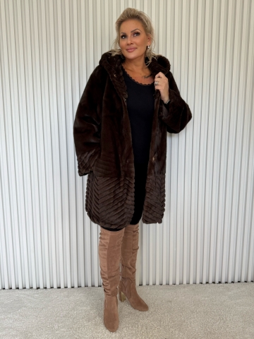 Dámský hnědý kožíšek s kapucí a ozdobnou broží, v čokoládové barvě