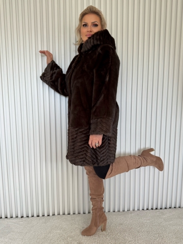 Dámský hnědý kožíšek s kapucí a ozdobnou broží, v čokoládové barvě