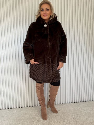 Dámský hnědý kožíšek s kapucí a ozdobnou broží, v čokoládové barvě