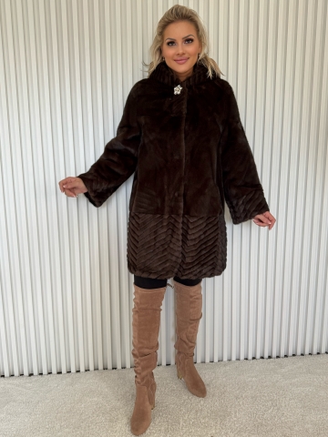 Dámský hnědý kožíšek s kapucí a ozdobnou broží, v čokoládové barvě