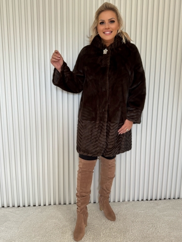 Dámský hnědý kožíšek s kapucí a ozdobnou broží, v čokoládové barvě