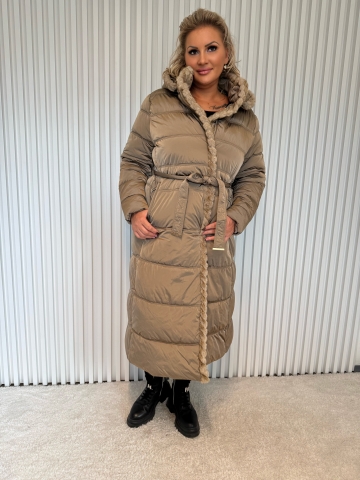 Dámský dlouhý zimní kabát s páskem, odepínací kapucí s kožíškem, hnědé barvy