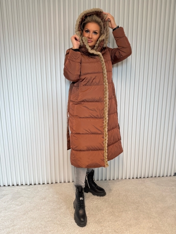 Dámský dlouhý zimní kabát s páskem, odepínací kapucí s kožíškem, rezavé barvy