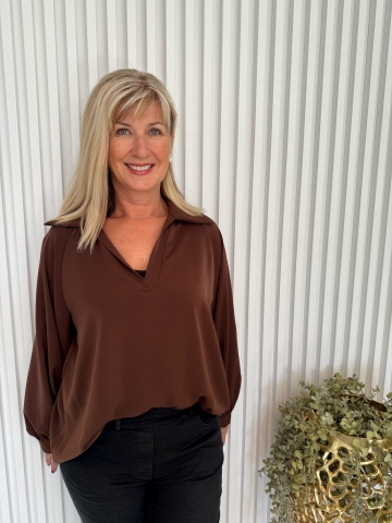 Dámská elegantní volná halenka s výstřihem do V, ve dvou barvách