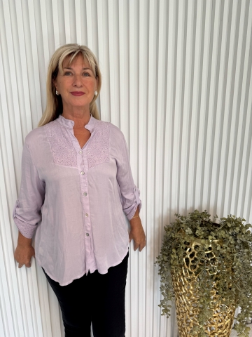 Dámská elegantní košile ve světle fialové barvě s krajkou