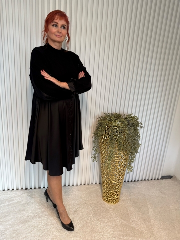 Dámské černé šaty s pleteným svetříkem a saténovou sukní